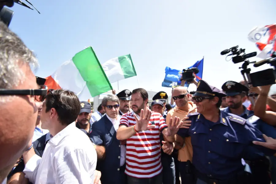 Salvini al Cara di Mineo: "Imbecille chi è al Governo"