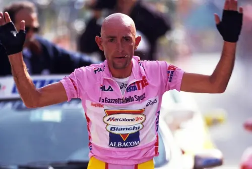 Marco Pantani: la vita dell'atleta, il dramma dell'uomo e i misteri sulla morte del Pirata