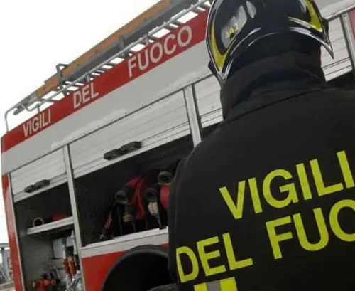 Ancona: auto perde controllo e rimane incastrata nella balaustra