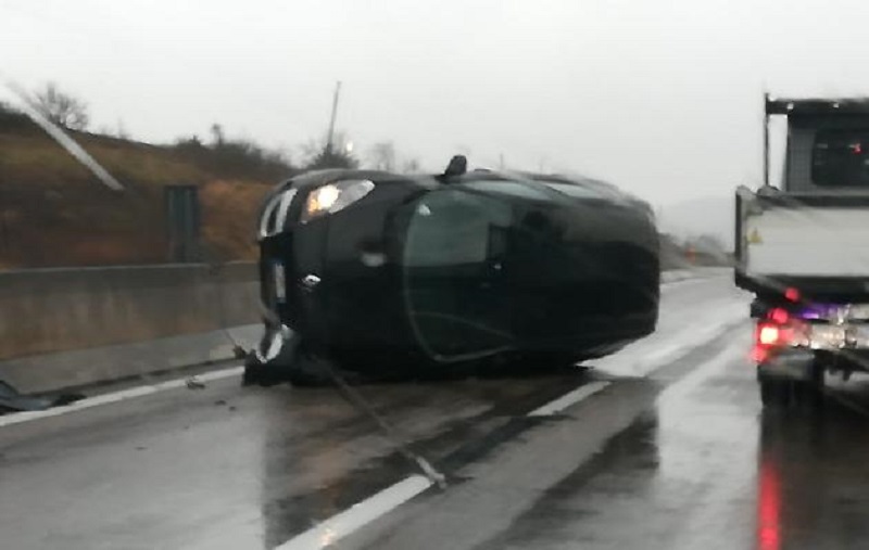 Auto si ribalta causa maltempo sulla Perugia-Ancona, ferito un uomo