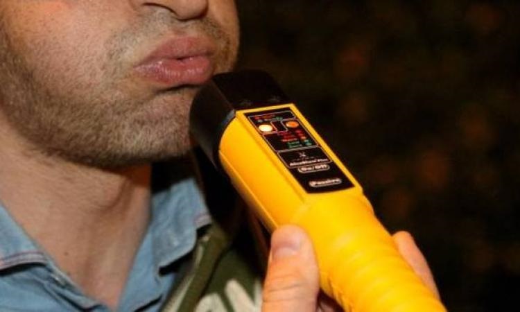 Agrigento: 27enne ubriaco si ribalta con l'auto, denunciato