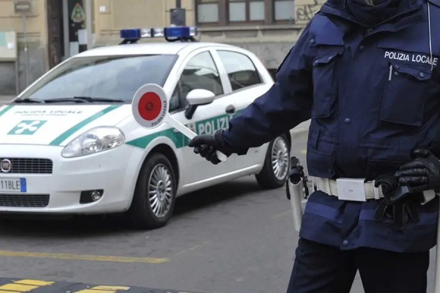 Macerata: macchina si scontra con uno scuolabus a Montecosaro, illesi gli studenti