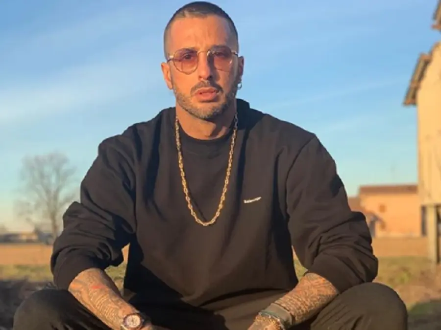 Fabrizio Corona fonda il movimento politico delle felpe rosse e nere