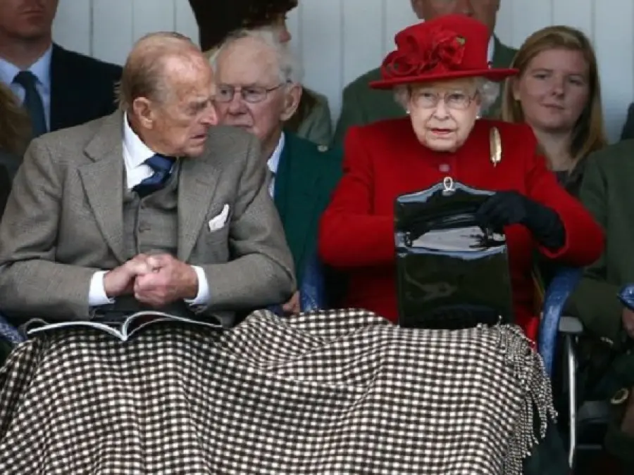 I look della Regina Elisabetta, cosa mette nelle sue borsette?