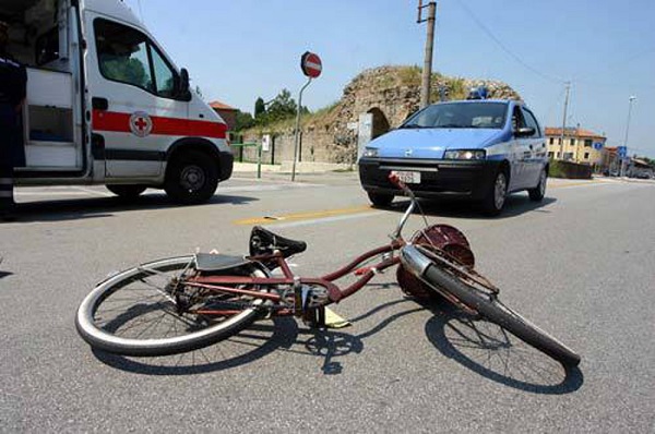 Brescia: torna a casa in bici e viene investito da auto, muore 54enne di Erbusco