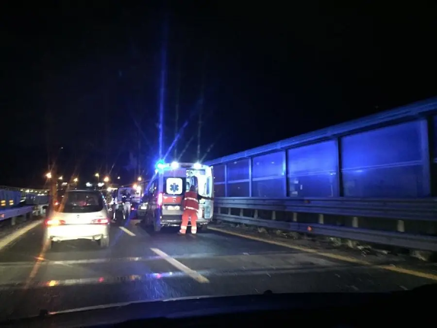 A8 Milano-Varese: uomo di 68 anni investito sull'autostrada, è grave