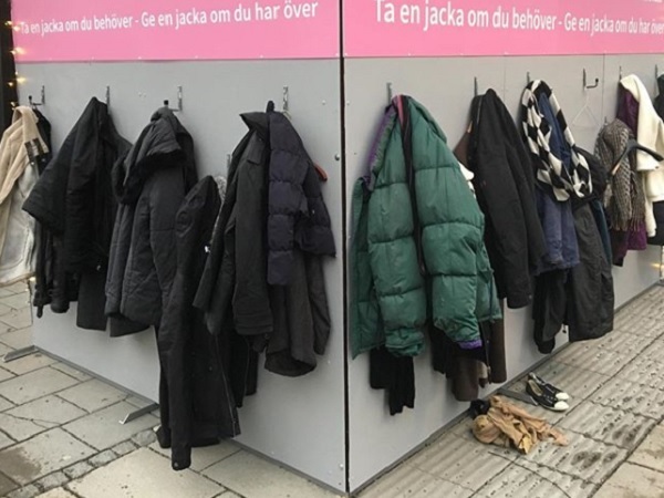 Il muro della gentilezza per lasciare un cappotto a chi vive per strada