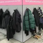 Il muro della gentilezza per lasciare un cappotto a chi vive per strada