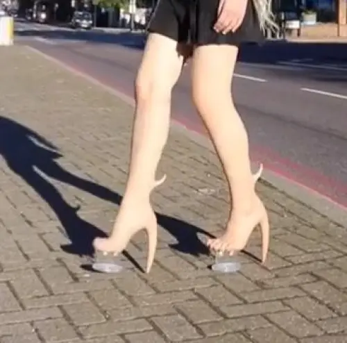 Skin Heels: la nuova moda degli stivali di pelle umana