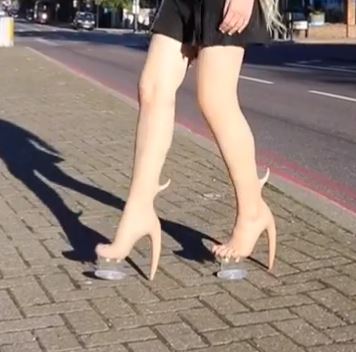 Skin Heels: la nuova moda degli stivali di pelle umana