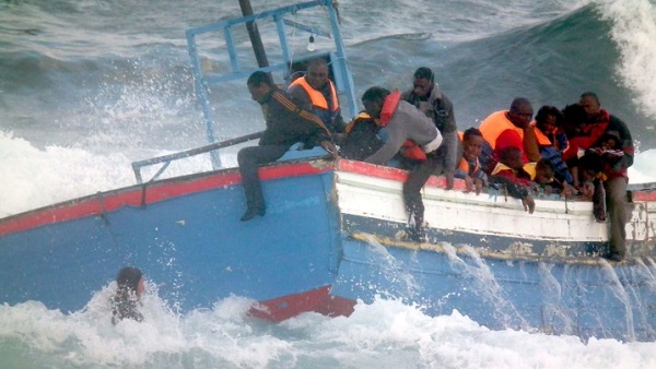 Migranti: si incaglia barca, 51 persone salvate dai cittadini di Melissa