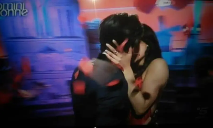 Uomini e Donne nella bufera dopo un bacio?