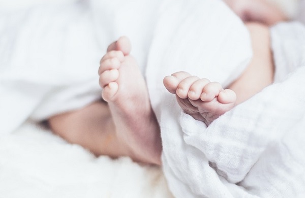 Bergamo: partorisce in casa, la mamma e il piccolo stanno bene