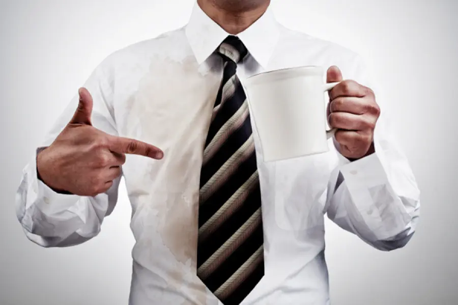 Macchie sui vestiti: le persone intelligenti si sporcano più spesso