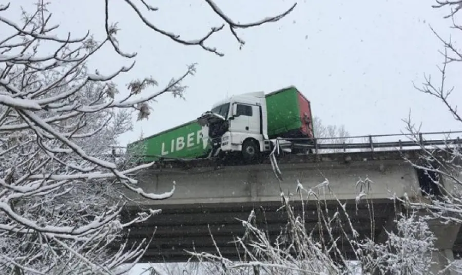 Maltempo: un camion in bilico sul cavalcavia della SS77 di Belforte