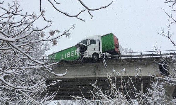 Maltempo: un camion in bilico sul cavalcavia della SS77 di Belforte