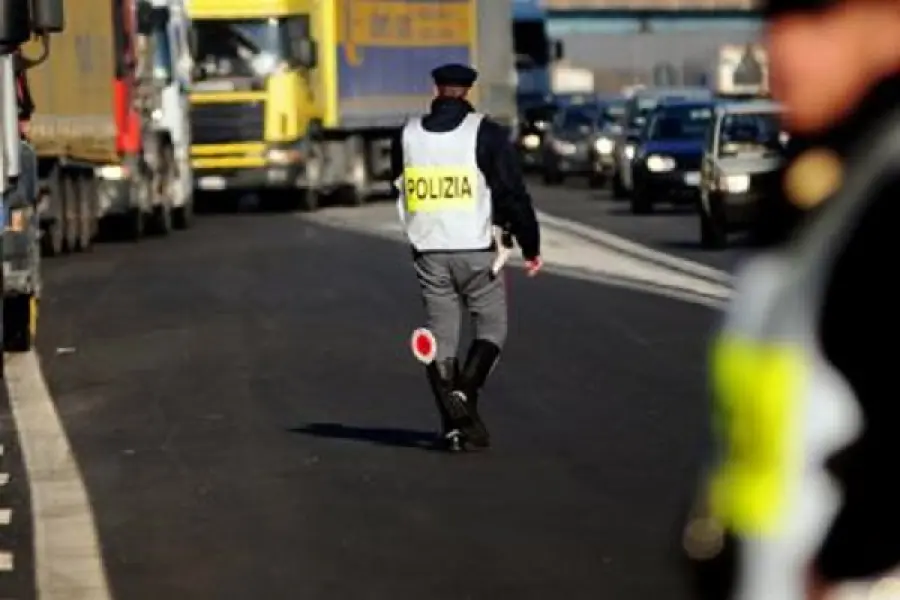 Bari, assalto a portavalori con ruspe: mezzi incendiati e traffico bloccato