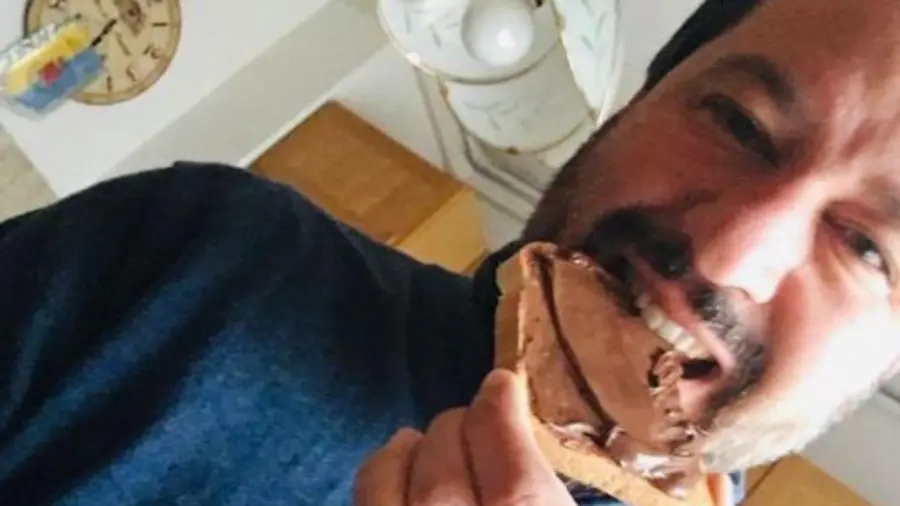Salvini, polemica per il selfie con Nutella dopo il terremoto a Catania
