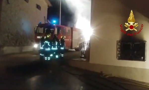 Arezzo: incendio in un'abitazione, due persone anziane perdono la vita (VIDEO)