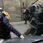 Barcellona, scontri tra indipendentisti e polizia catalana