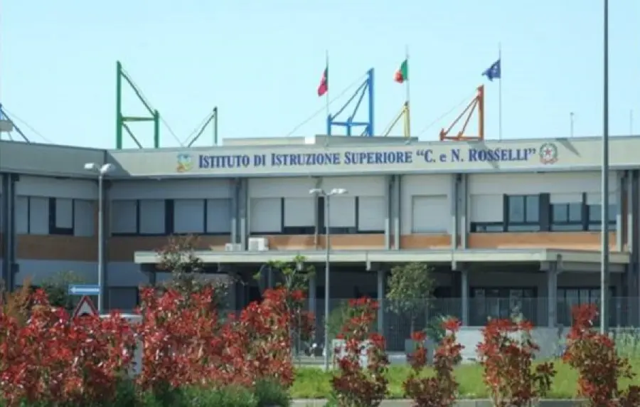 Aprilia: studente bullizzato lancia molotov contro la scuola