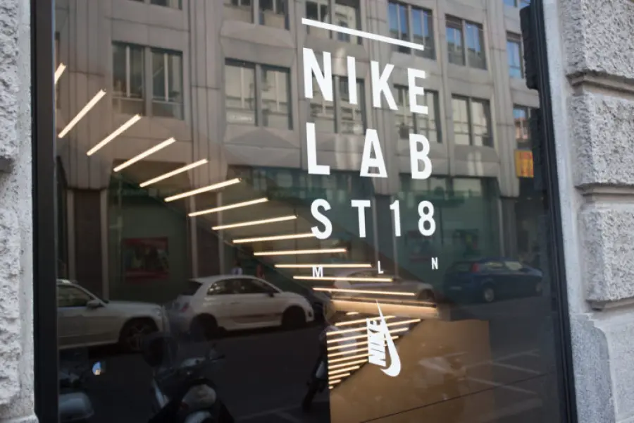Milano, notte al gelo per le nuove Nike: centinaia di ragazzi in coda