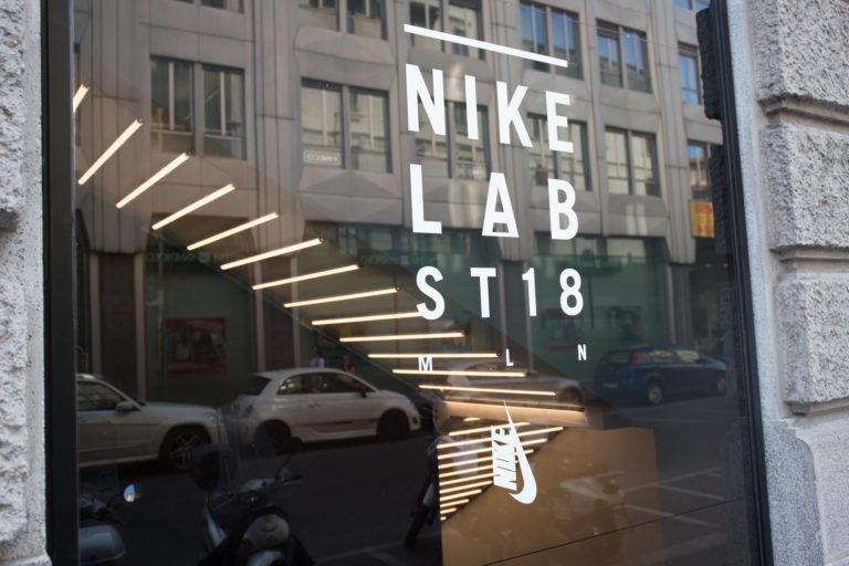 Milano, notte al gelo per le nuove Nike: centinaia di ragazzi in coda