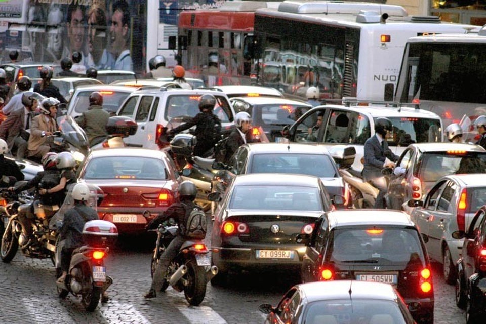 Roma, pullman bloccano Piazza Venezia: traffico in tilt