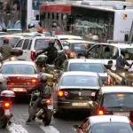 Roma, pullman bloccano Piazza Venezia: traffico in tilt