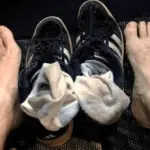 Cattive abitudini: annusa i calzini sporchi ogni sera, ricoverato d'urgenza per infezione ai polmoni