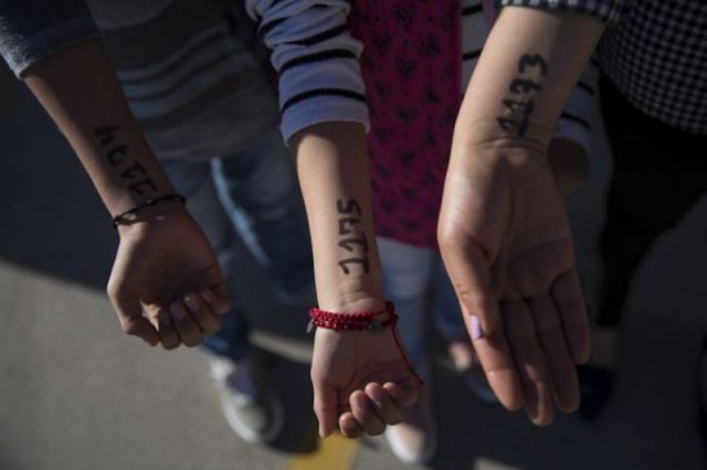 Confine Usa-Messico: bambini migranti identificati con numeri sulle braccia