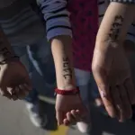 Confine Usa-Messico: bambini migranti identificati con numeri sulle braccia