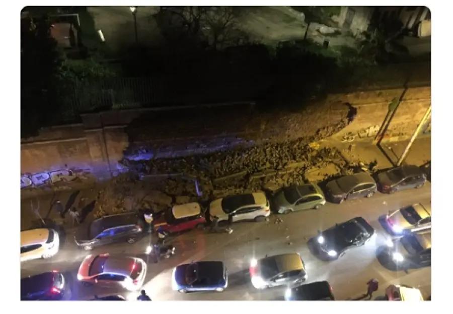 Roma: crolla muro di cemento in pieno centro, paura nella notte