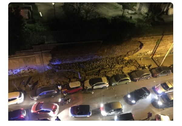 Roma: crolla muro di cemento in pieno centro, paura nella notte