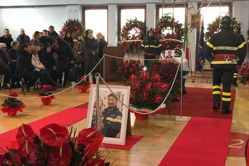 Rieti: l'ultimo saluto a Stefano Colasanti, il Vigile del Fuoco morto dopo esplosione cisterna