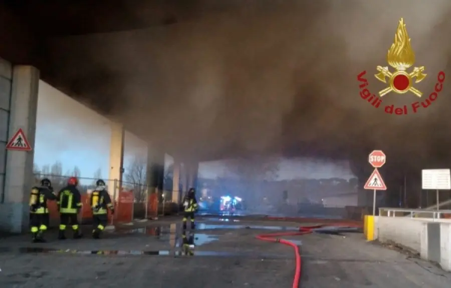 Roma: incendio impianto rifiuti in via Salaria, sul posto i Vigili del Fuoco