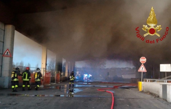 Roma: incendio impianto rifiuti in via Salaria, sul posto i Vigili del Fuoco
