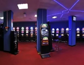 CHE CONFUSIONE NELLE DECISIONI DEI TAR PER LA CHIUSURA DELLE SALE SLOT IN LOMBARDIA