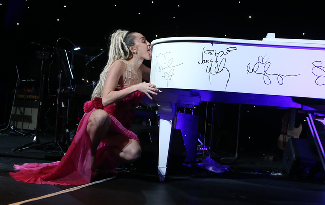 Miley Cyrus Lecca Pianoforte