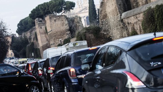 Roma, smog record: blocco totale circolazione?