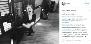 Adele posta su Instagram una foto che la ritrae in palestra mentre fa finta di piangere