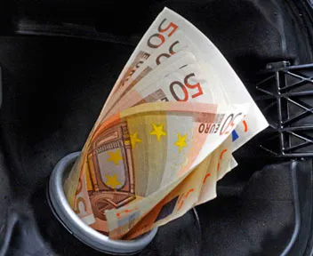 Benzina costerebbe 44 centesimi al litro senza Iva e accise: tasse soffocano italiani