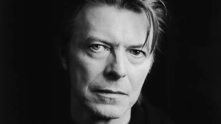 David Bowie: Ceneri Disperse a Bali, Metà Patrimonio alla Moglie Imam