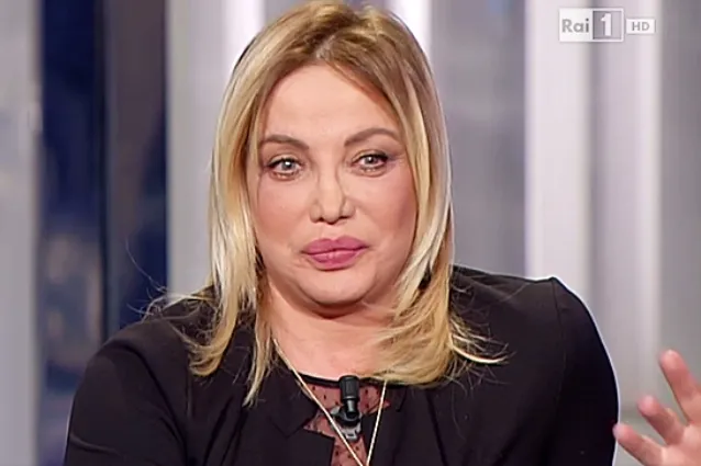 Lifting Simona Izzo scatena polemiche: volto nuovo a Porta a Porta