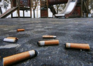 Ambiente, multa per chi getta cicche sigarette a terra