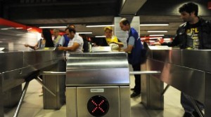 Metro Milano: Tornelli D'uscita Chiusi