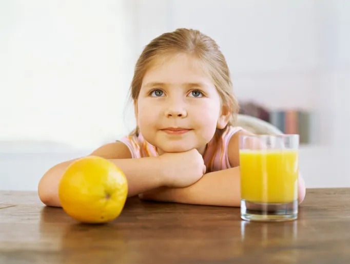 Succhi di frutta per bimbi pieni di zuccheri: meglio frutta fresca