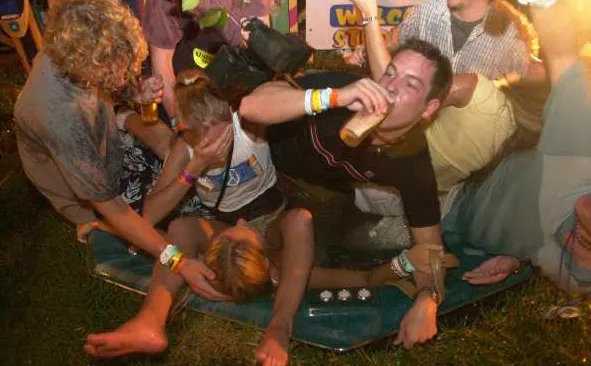 Binge drinking: minaccia per la salute dei giovani, ‘abbuffate alcoliche’ danneggiano corpo e mente