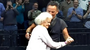 Bruce Springsteen Balla con Anziana Fan a St. Paul