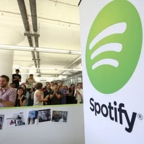 Spotify e Deezer battono store digitali: trionfo piattaforme musica in streaming